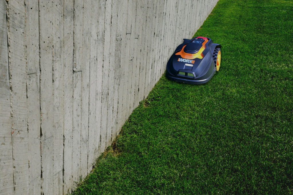 Robotic lawn mowers with edge cutting mode